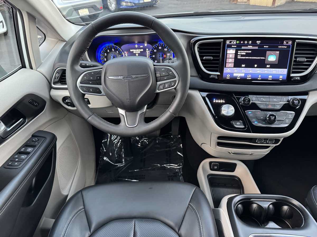Used 2023 Chrysler Pacifica Touring-L FWD image 21