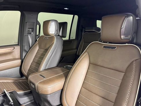 Used 2025 GMC Yukon XL Denali Ultimate AWD/4WD image 5