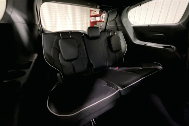 Used 2025 Chrysler Pacifica Limited FWD image 28