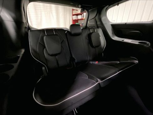 Used 2025 Chrysler Pacifica Limited FWD image 28