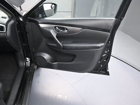 Used 2016 Nissan Rogue SV image 45