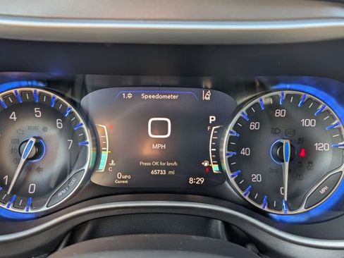 Used 2024 Chrysler Pacifica Touring-L FWD image 30