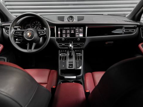Certified 2025 Porsche Macan AWD/4WD image 15