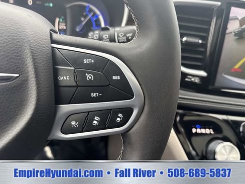 Used 2023 Chrysler Pacifica Limited FWD image 29