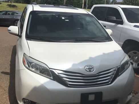 Used 2016 Toyota Sienna Limited Premium FWD image 1