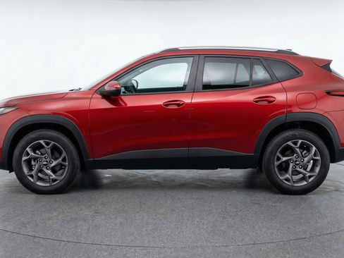 Used 2025 Chevrolet Trax LT w/ LT Convenience Package image 5