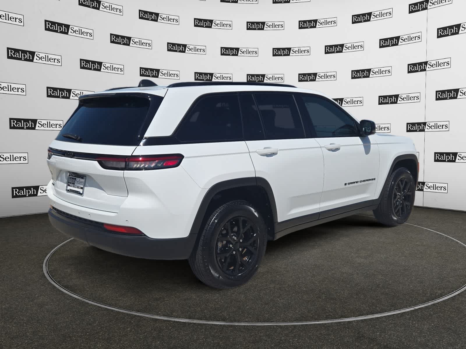 Used 2025 Jeep Grand Cherokee Altitude AWD/4WD image 6