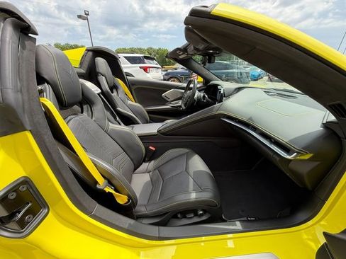 Used 2021 Chevrolet Corvette Stingray w/ Z51 Performance Package image 11