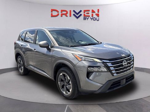 Used 2025 Nissan Rogue SV FWD image 2