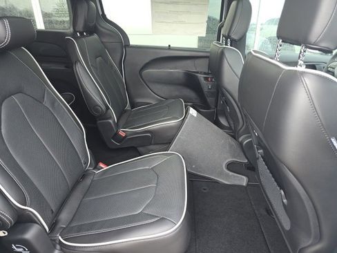 New 2026 Chrysler Pacifica Limited w/ S Appearance Package image 5