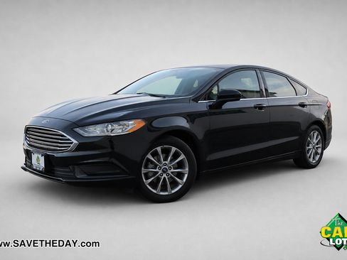 Used 2017 Ford Fusion SE FWD image 2