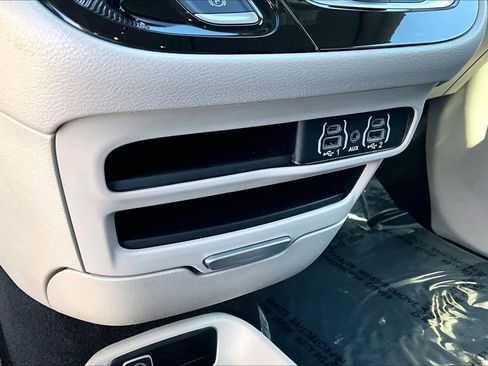 Used 2023 Chrysler Pacifica Touring-L image 35