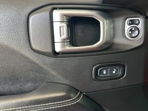 Used 2020 Jeep Wrangler Unlimited Sahara AWD/4WD image 11