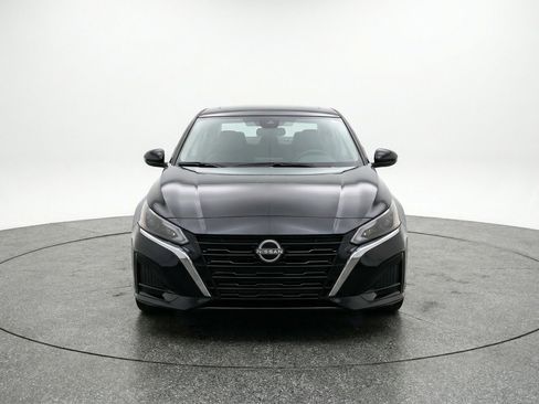 Used 2025 Nissan Altima 2.5 SV FWD image 2