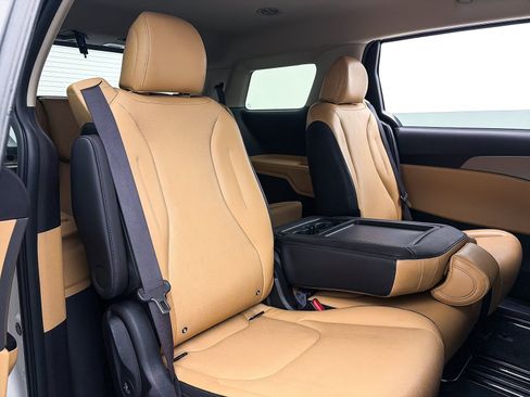 Used 2022 Kia Carnival LX image 38