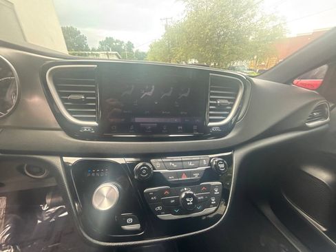 Used 2025 Chrysler Pacifica Select FWD image 14