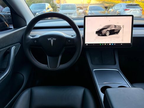 Used 2022 Tesla Model Y Long Range image 13