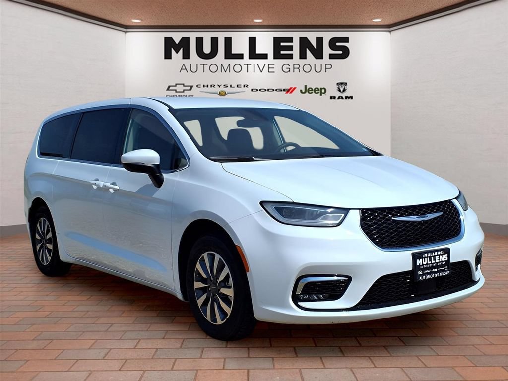 Used 2023 Chrysler Pacifica Touring-L FWD image 3