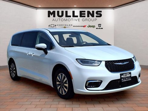 Used 2023 Chrysler Pacifica Touring-L FWD image 3