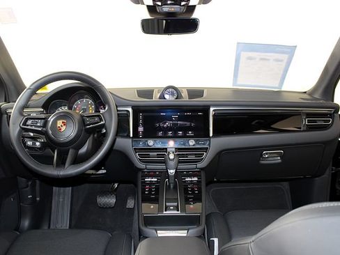 Certified 2025 Porsche Macan AWD/4WD image 12