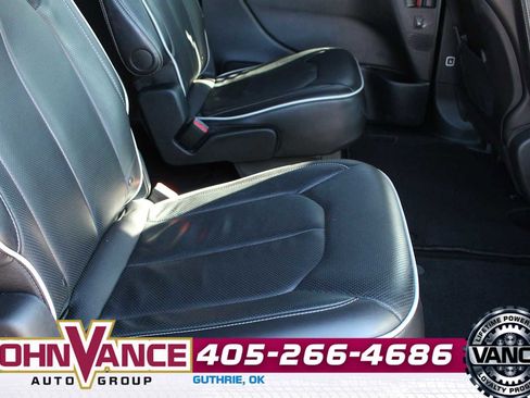 Used 2025 Chrysler Pacifica Limited image 24