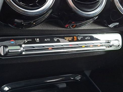 Used 2021 Mercedes-Benz GLB 250 4MATIC image 13