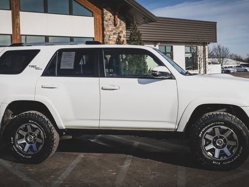 Used 2017 Toyota 4Runner TRD Off-Road Premium image 28