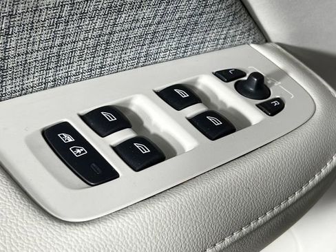 Used 2022 Volvo S60 B5 Momentum w/ Premium Package image 21