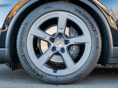 New 2026 Porsche Macan 4 Electric image 12