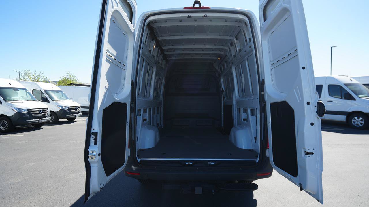 Used 2024 Mercedes-Benz Sprinter 2500 image 7