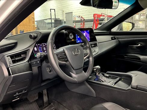 Used 2025 Lexus ES 300h w/ Premium Package FWD image 17