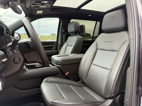 Used 2024 GMC Yukon XL Denali w/ Advanced Technology Package AWD/4WD image 12