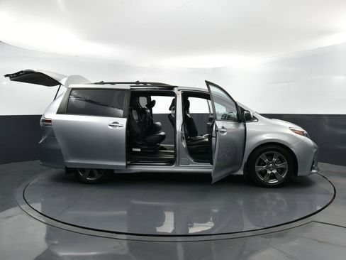 Used 2019 Toyota Sienna SE image 38