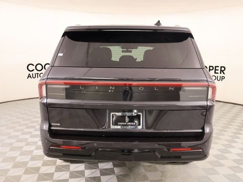 New 2026 Lincoln Navigator Premiere image 22