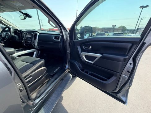 Used 2018 Nissan Titan SV w/ SV Convenience Package AWD/4WD image 25
