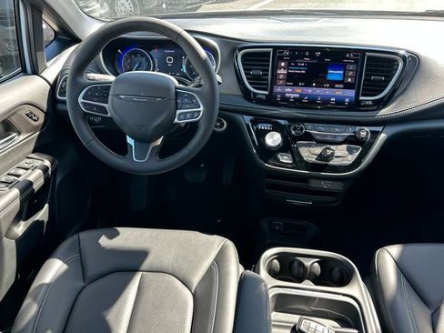 New 2027 Chrysler Pacifica Select AWD/4WD image 16
