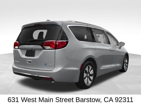 Used 2020 Chrysler Pacifica Touring-L w/ S Appearance Package FWD image 5