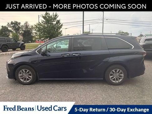 Used 2024 Toyota Sienna XLE w/ XLE Plus Package FWD image 4