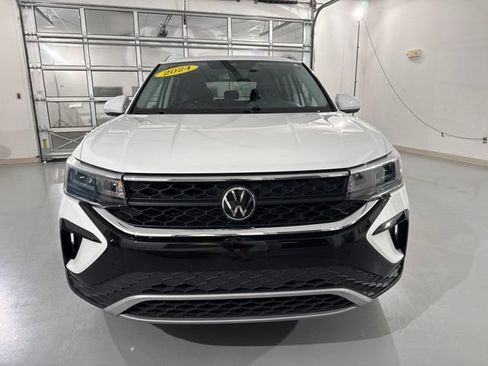 Used 2024 Volkswagen Taos SE w/ Panoramic Sunroof Package AWD/4WD image 2