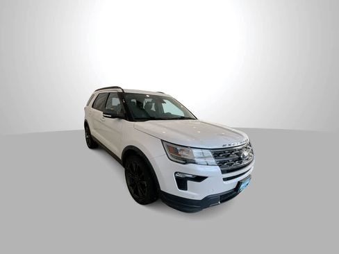 Used 2018 Ford Explorer XLT w/ Equipment Group 202A image 2