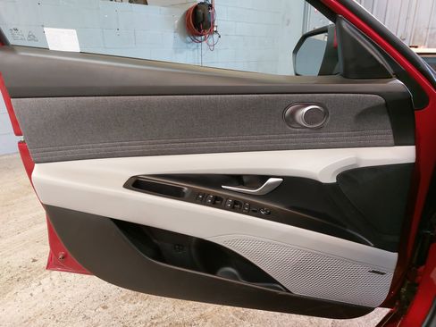 Certified 2025 Hyundai Elantra Limited FWD image 28