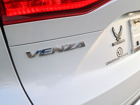 Used 2023 Toyota Venza XLE AWD/4WD image 11