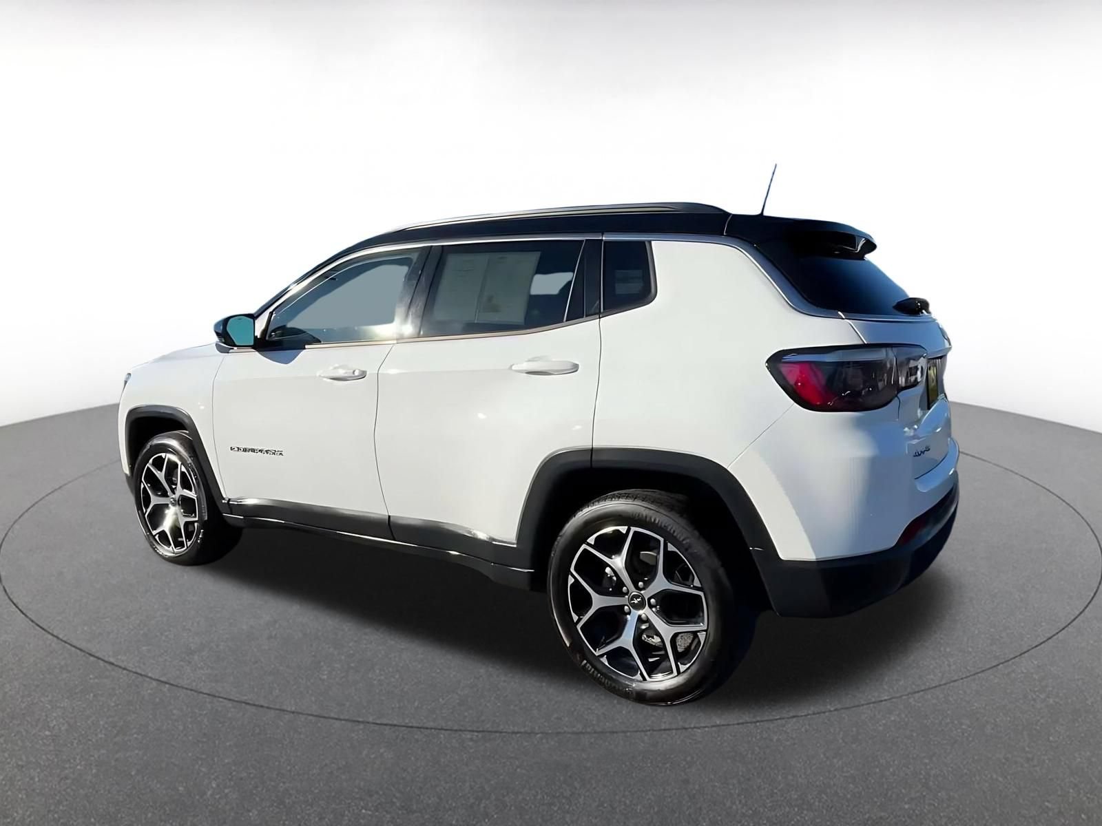 Used 2025 Jeep Compass Limited AWD/4WD image 9