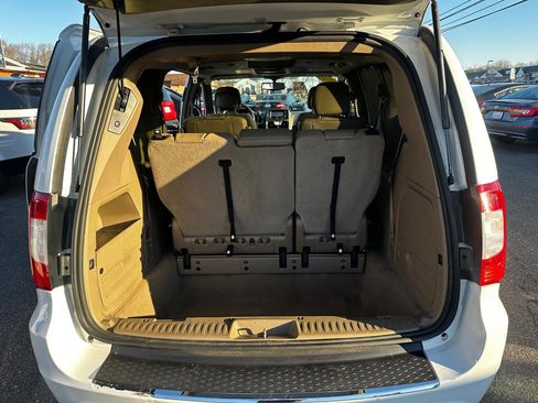 Used 2016 Chrysler Town & Country Touring-L image 20