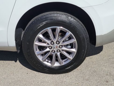 Used 2023 Buick Enclave Essence image 28
