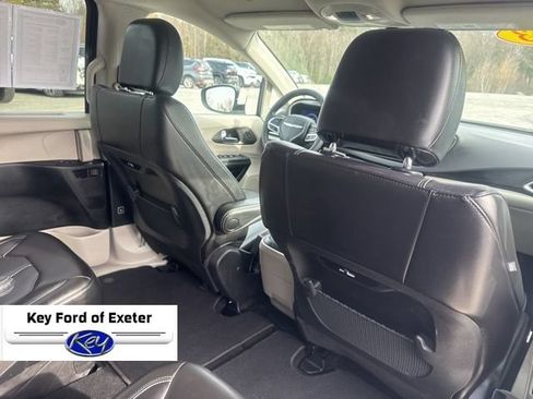 Used 2023 Chrysler Pacifica Touring-L FWD image 32