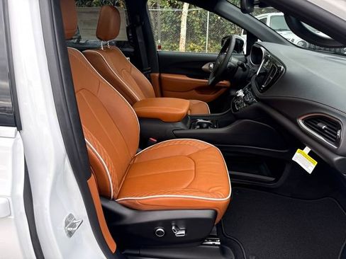 New 2026 Chrysler Pacifica Pinnacle image 9