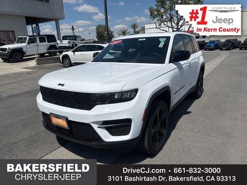 Certified 2023 Jeep Grand Cherokee Altitude AWD/4WD image 1