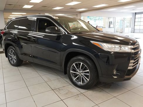 Used 2019 Toyota Highlander XLE AWD/4WD image 16