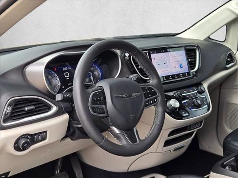 Used 2024 Chrysler Pacifica Touring-L FWD image 9